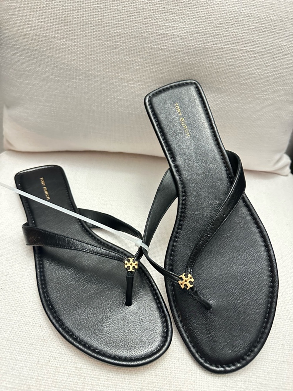 Tory Burch Black Leather Thong Sandals with Gold Logo - Picture 4 of 4